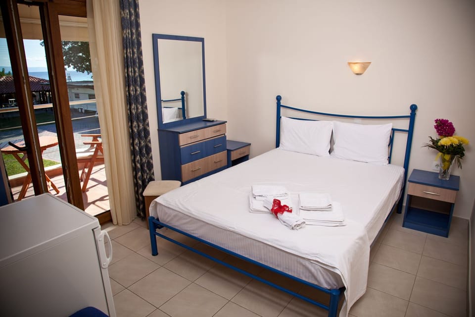 Double Room, 1 Double Bed, Non Smoking | In-room safe, soundproofing, free cribs/infant beds, free WiFi