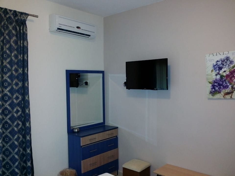 Double Room, 1 Double Bed, Non Smoking | In-room safe, soundproofing, free cribs/infant beds, free WiFi