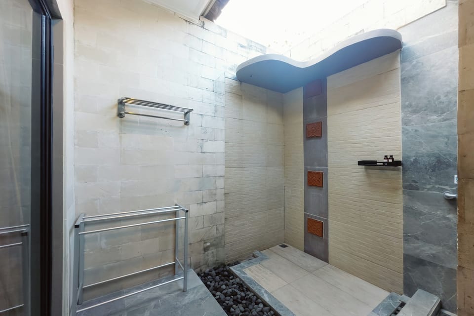 Superior Room | Bathroom | Shower, towels