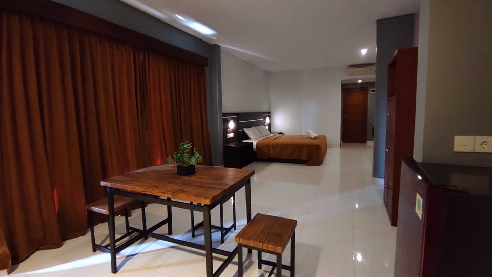 Deluxe Room | Desk, free WiFi