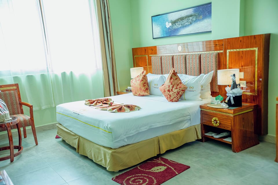 Executive Suite, 1 King Bed, Non Smoking | Premium bedding, minibar, in-room safe, individually furnished