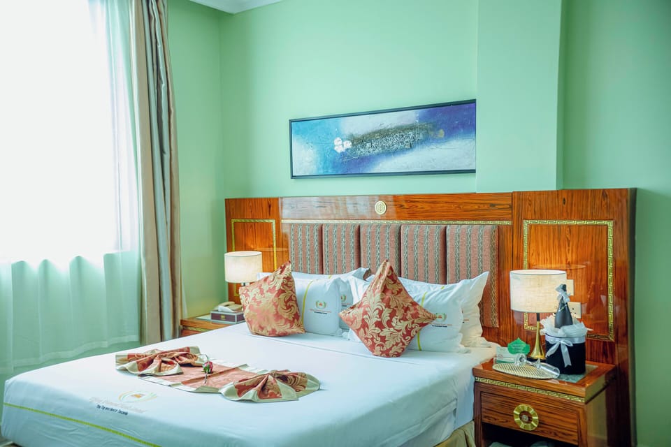 Executive Suite, 1 King Bed, Non Smoking | Premium bedding, minibar, in-room safe, individually furnished
