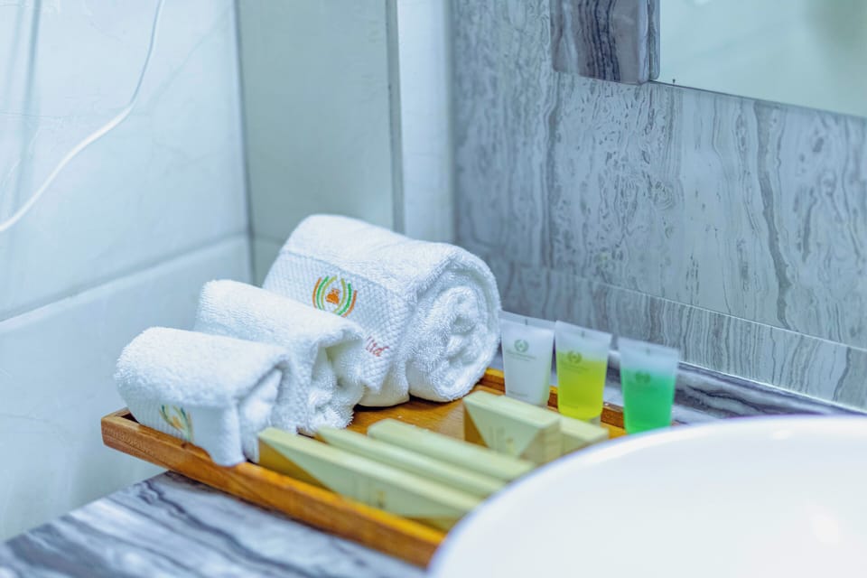 Executive Double Room, 1 King Bed, Non Smoking | Bathroom | Shower, rainfall showerhead, designer toiletries, hair dryer