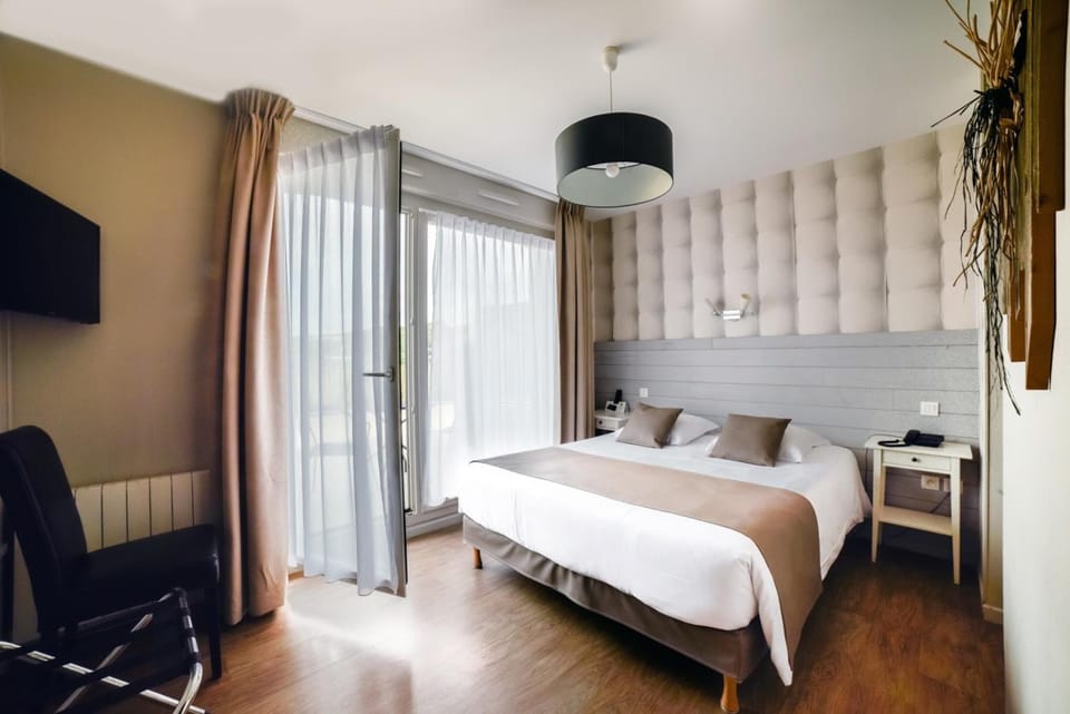 Double Room, 1 Double Bed, Non Smoking, Sea View | In-room safe, individually decorated, individually furnished, desk