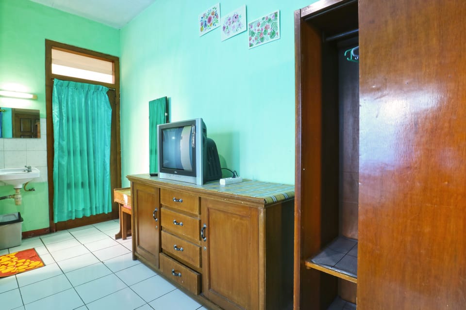 Family Room (2nd Floor) | Desk, free WiFi, bed sheets