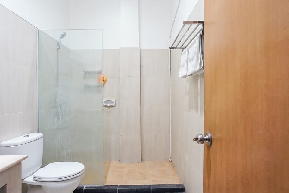 Standard Room | Bathroom | Shower, free toiletries, towels