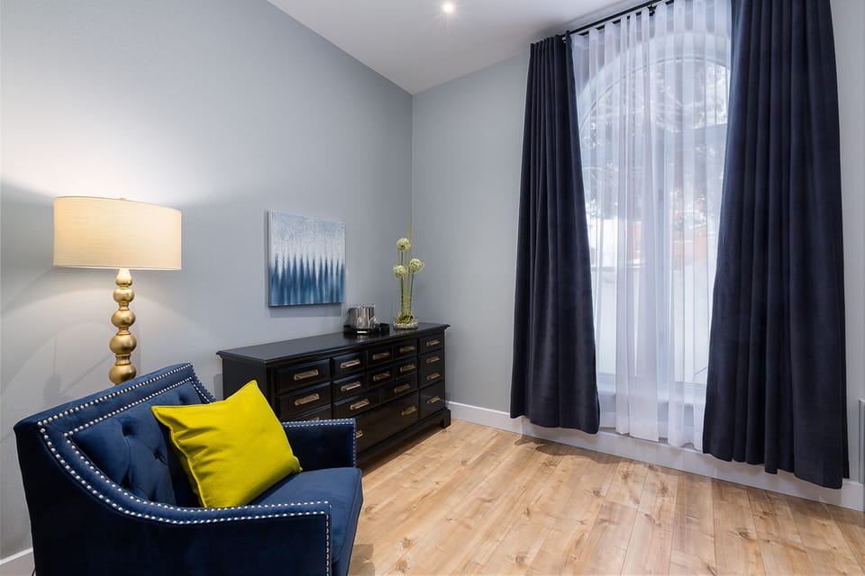 Comfort Room, 1 Queen Bed, Accessible | Premium bedding, down comforters, desk, WiFi (free)