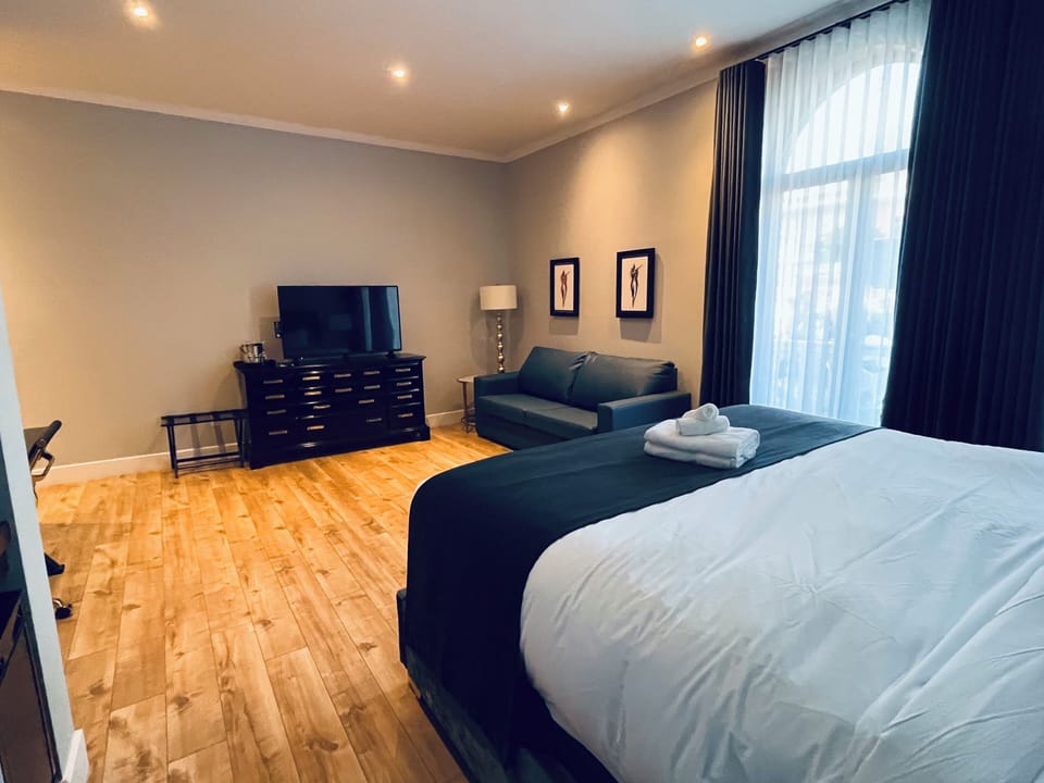 Classic Suite, 1 King Bed, Non Smoking | Premium bedding, down comforters, desk, WiFi (free)