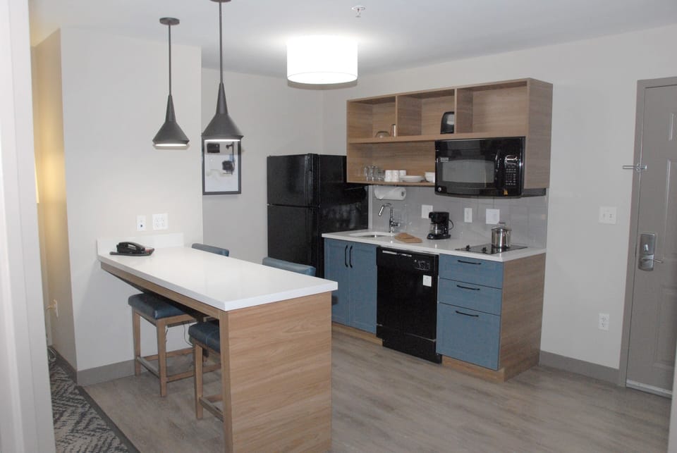 Desk, laptop workspace, soundproofing, free cribs/infant beds