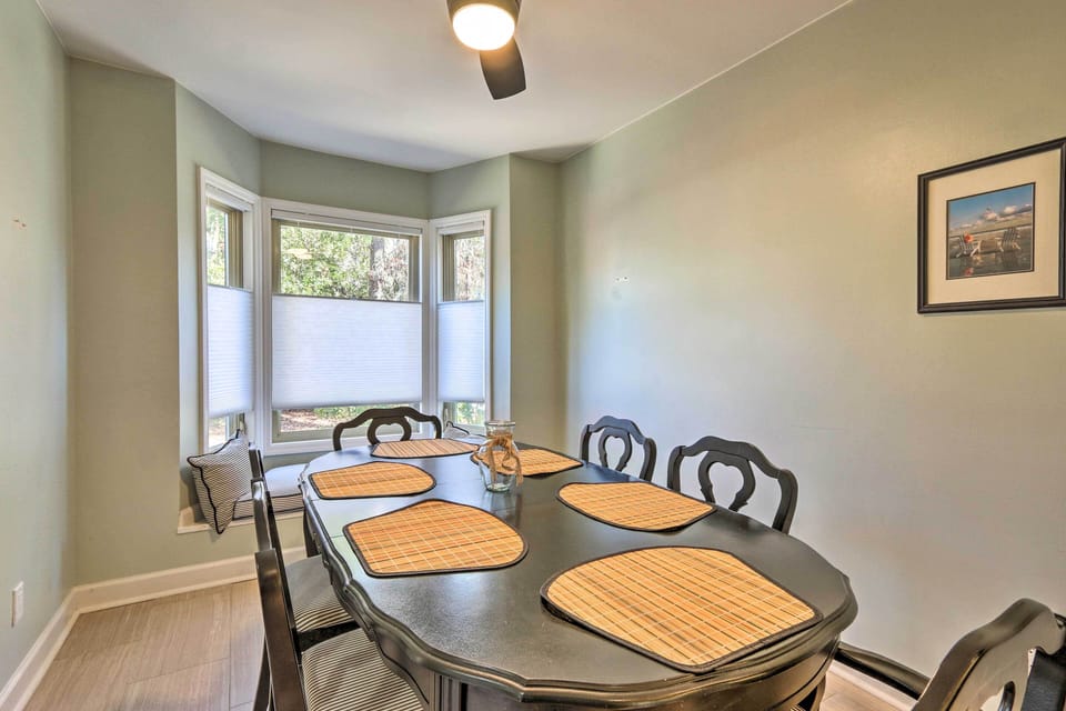 Dining Area | Dishware Provided