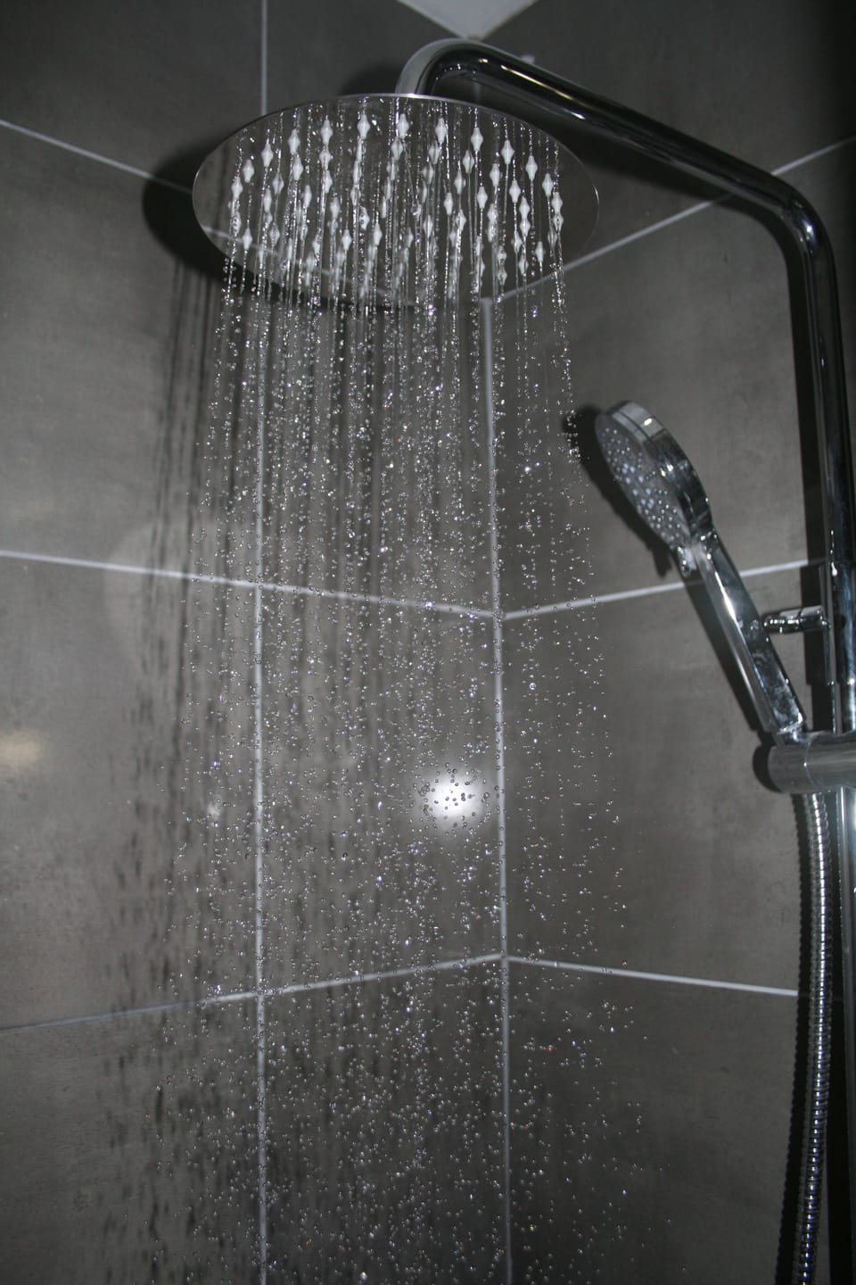 Shower, free toiletries, towels