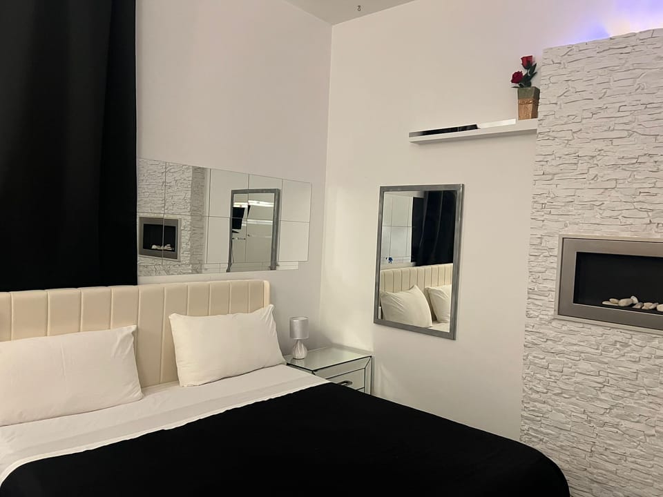 Deluxe Double Room, 1 Double Bed, Sea View, Sea Facing | Blackout drapes, iron/ironing board, cribs/infant beds, free WiFi