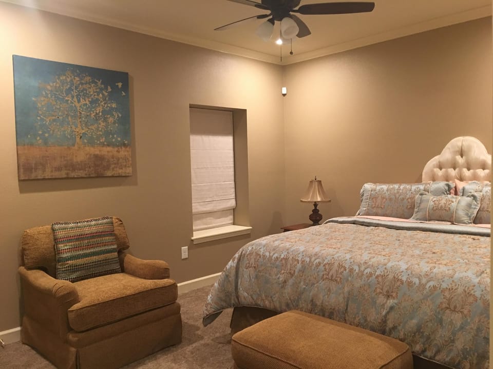 Bedroom #2 king size bed, 40" smart TV
