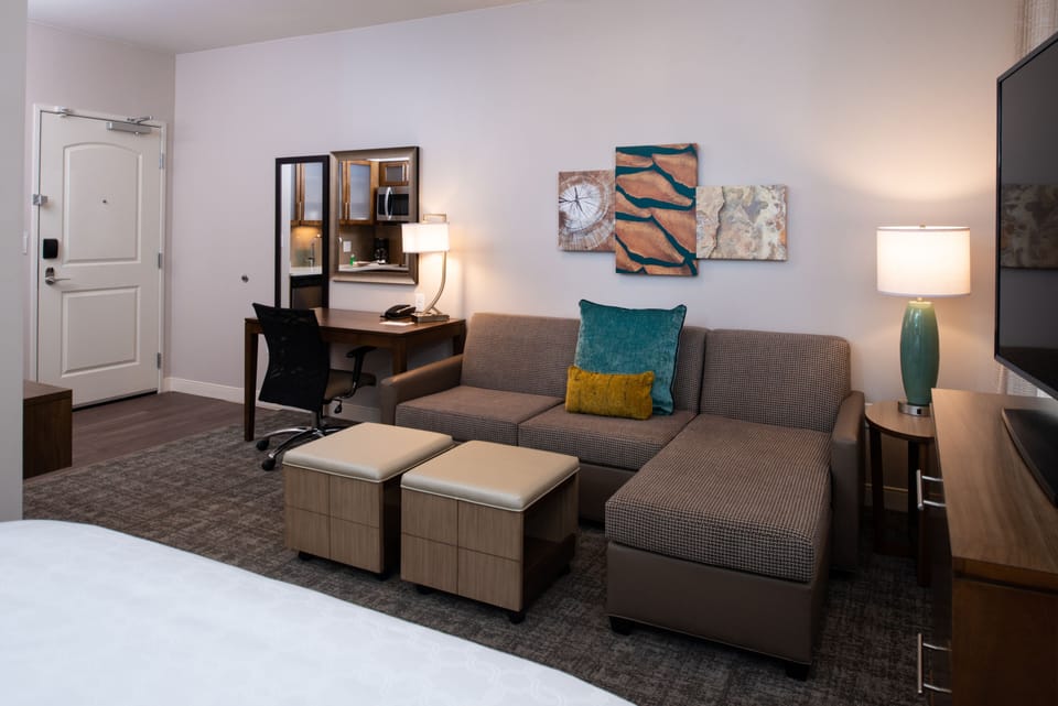 Laptop workspace, blackout drapes, iron/ironing board, free WiFi