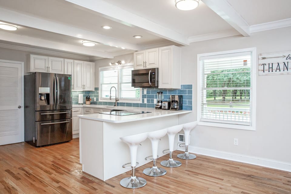 Gourmet kitchen, fully equipped with utensils & cookware