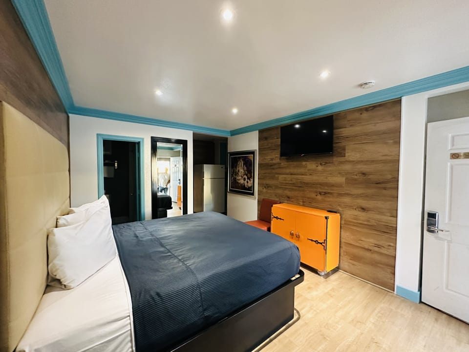 Family Suite, 2 Bedrooms | Soundproofing, WiFi (free), bed sheets