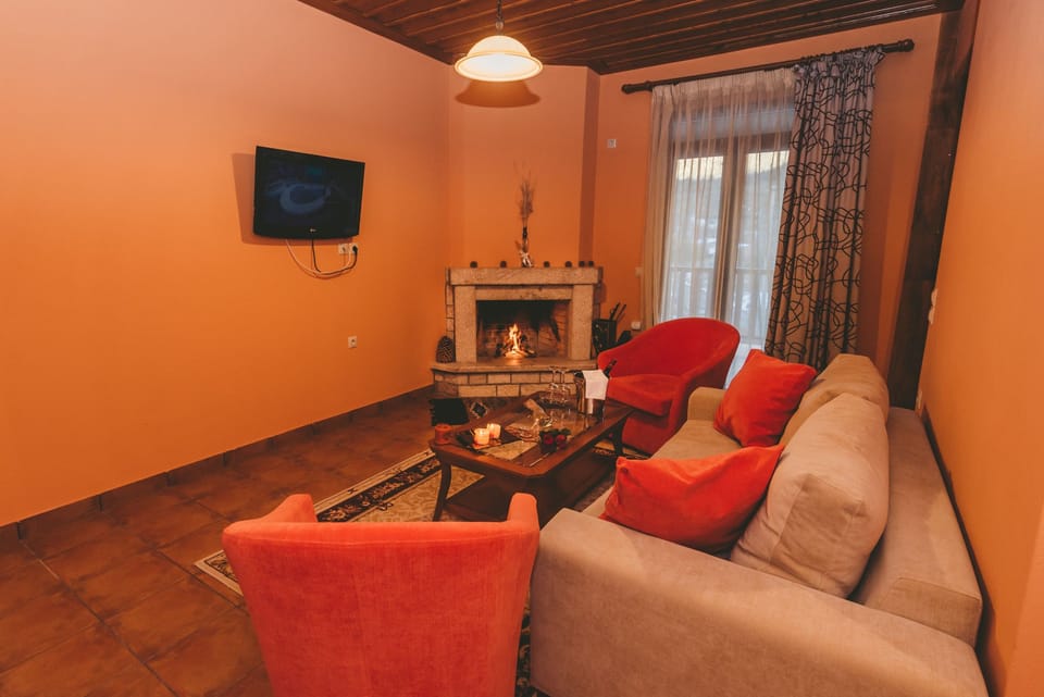 Suite, Fireplace, Mountain View | Living area | Flat-screen TV