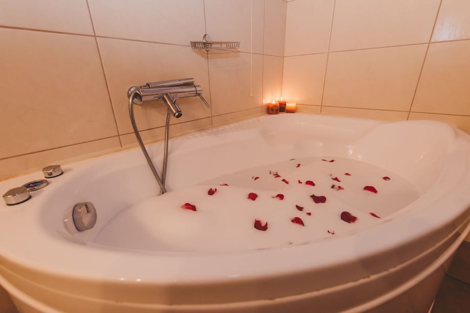 Suite, Fireplace, Mountain View | Bathroom | Hydromassage showerhead, free toiletries, hair dryer, slippers
