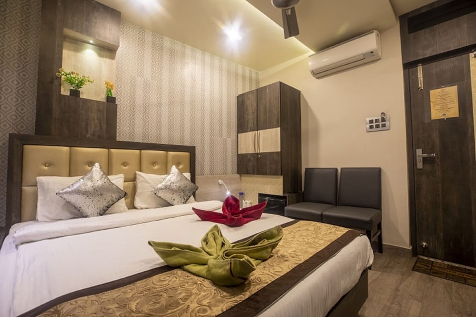 Premium Room, 1 Bedroom | Soundproofing, rollaway beds, free WiFi, bed sheets