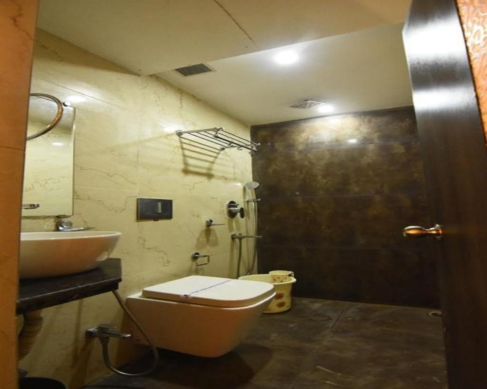 Shower, free toiletries, slippers, towels