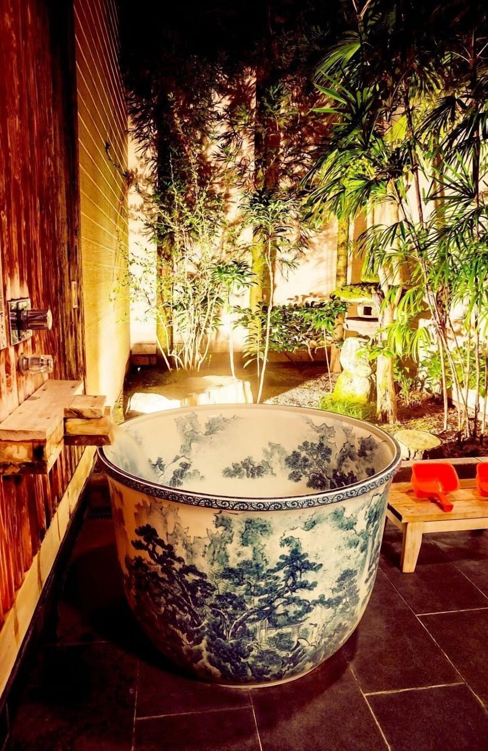 Separate tub and shower, deep soaking tub, free toiletries, hair dryer