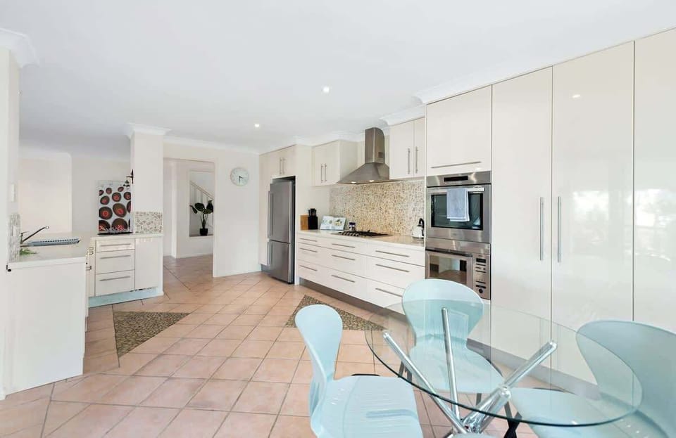 Loads of space + plenty of dine in options - the kitchen, dining area or alfresco!