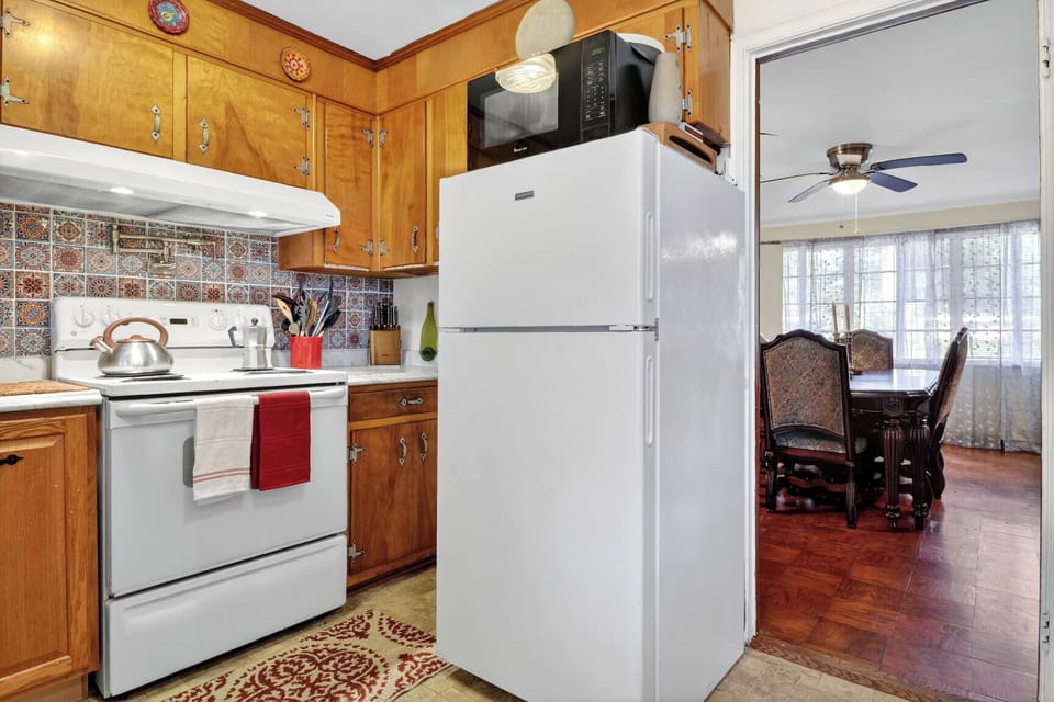 Brand new mini dishwasher, insta hot water tap at sink for tea or coffee.