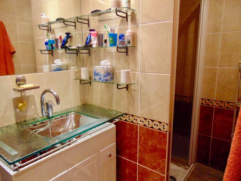 Une salle de bains partagée avec tout le nécessaire !