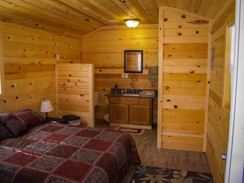 Comfort Cabin, 1 Queen Bed, Accessible, Non Smoking | Bed sheets