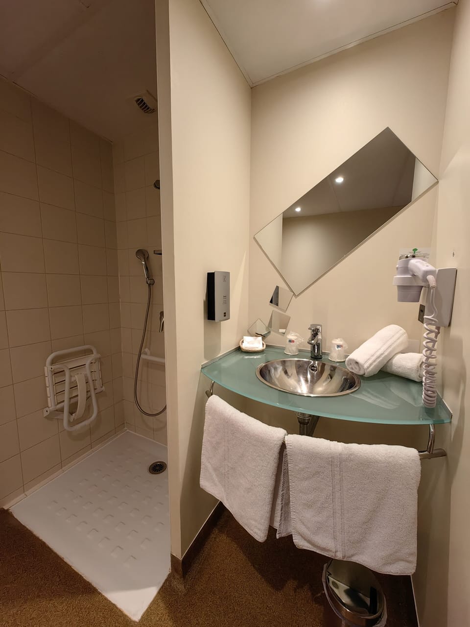 Comfort Twin Room | Bathroom | Rainfall showerhead, towels