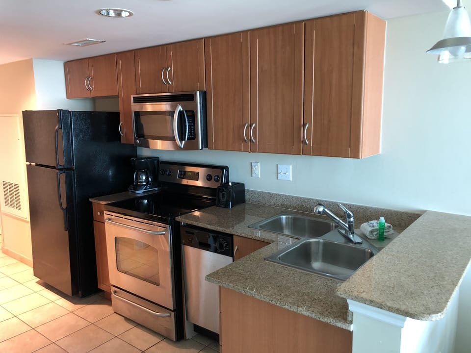 Fully equipped kitchen with granite counter top