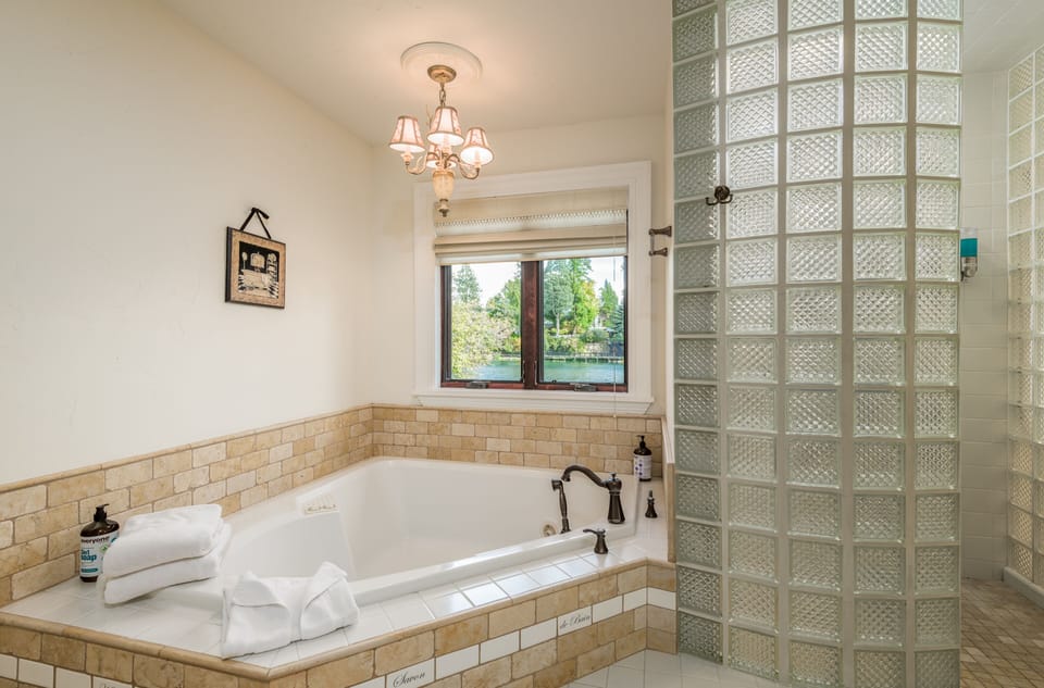 Primary bathroom has Jacuzzi tub