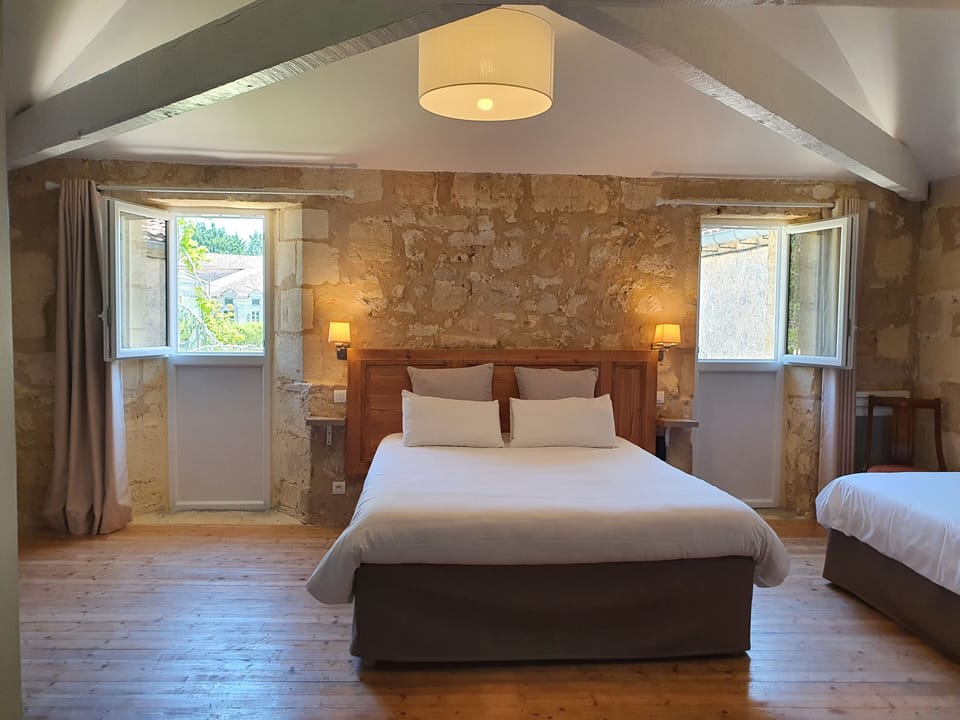 Triple Room | Desk, free WiFi, bed sheets