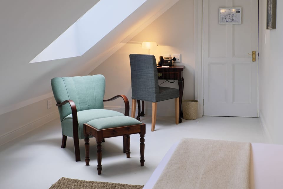 Classic Room | Living area | 32-inch flat-screen TV with digital channels, TV