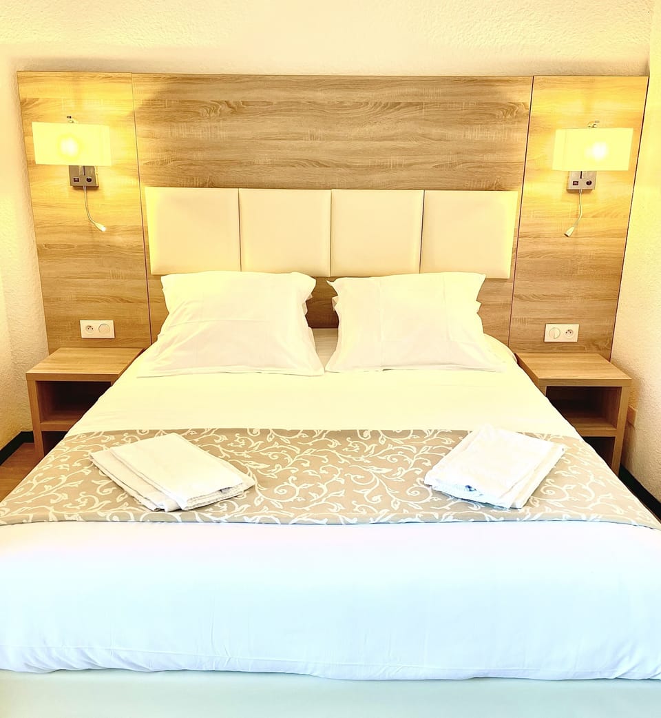 Minibar, desk, laptop workspace, free WiFi