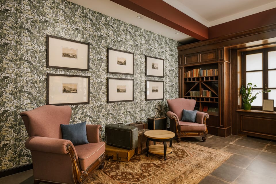 Lobby lounge