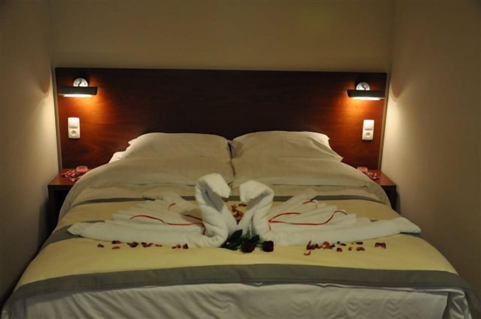 Minibar, in-room safe, desk, iron/ironing board