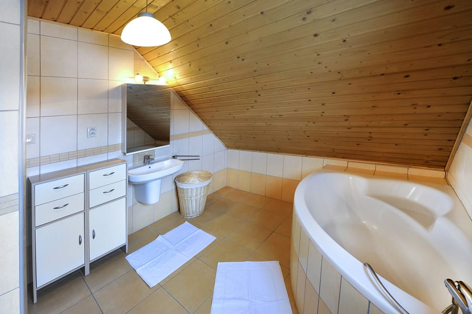 Chalet, 3 Bedrooms, Kitchen, Garden View | Bathroom | Free toiletries, hair dryer, towels