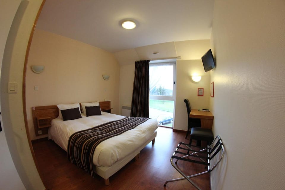 Premium bedding, desk, blackout drapes, soundproofing