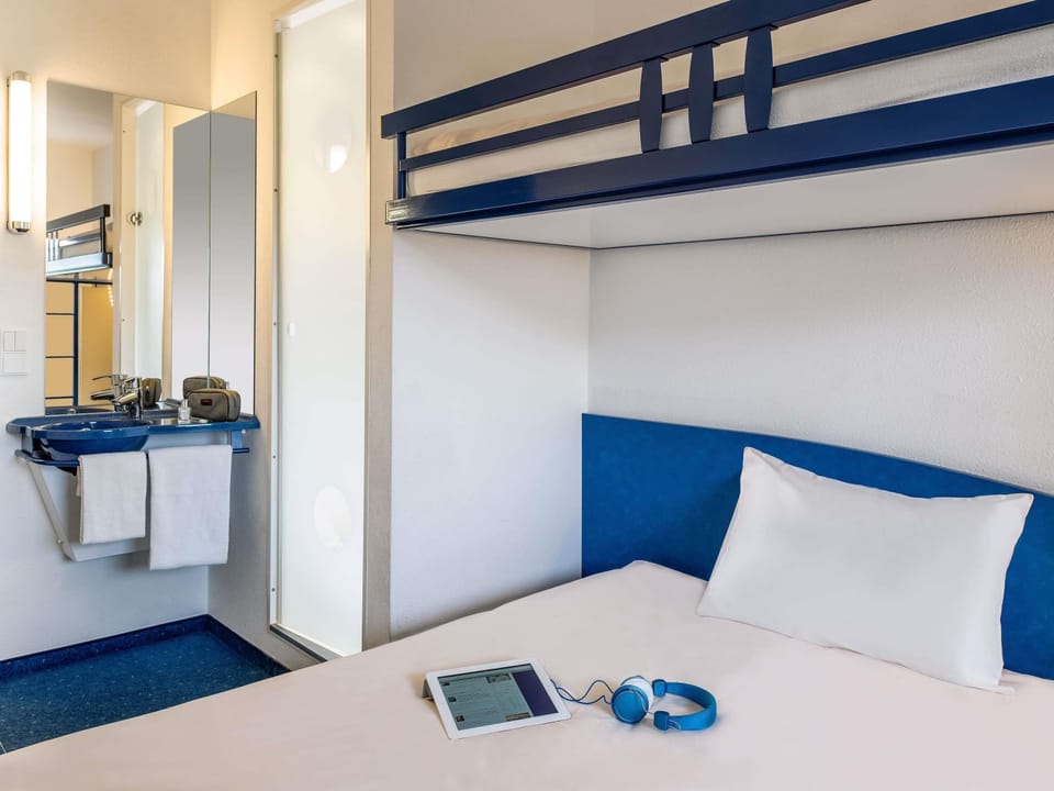 Standard Room, 1 Double Bed | Hypo-allergenic bedding, blackout drapes, soundproofing, free WiFi