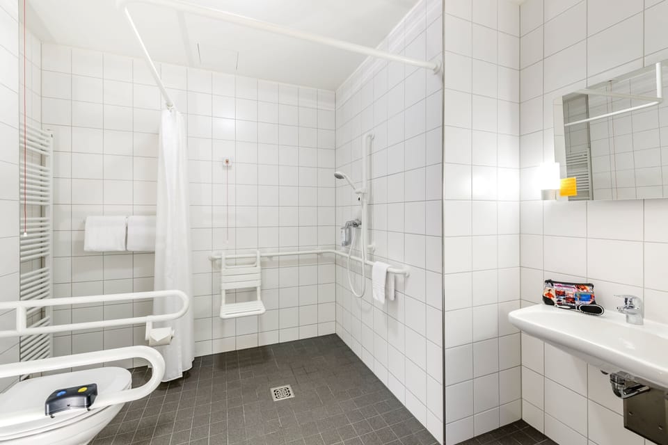 Room, 1 Double Bed, Accessible | Bathroom | Shower, towels