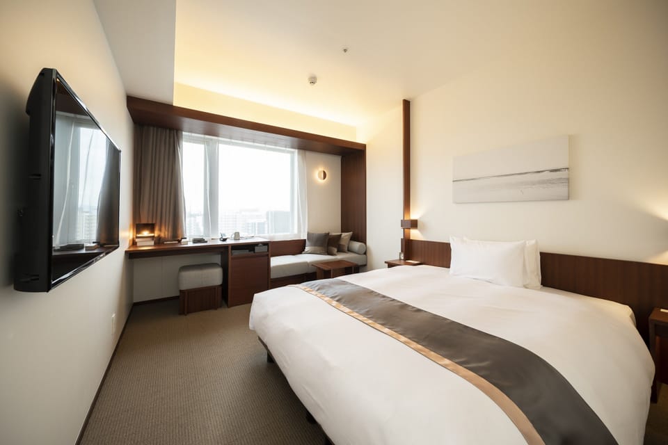 Down comforters, in-room safe, blackout drapes, free WiFi