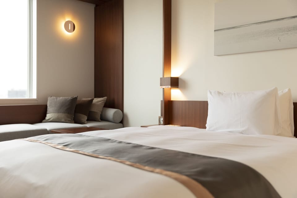 Down comforters, in-room safe, blackout drapes, free WiFi