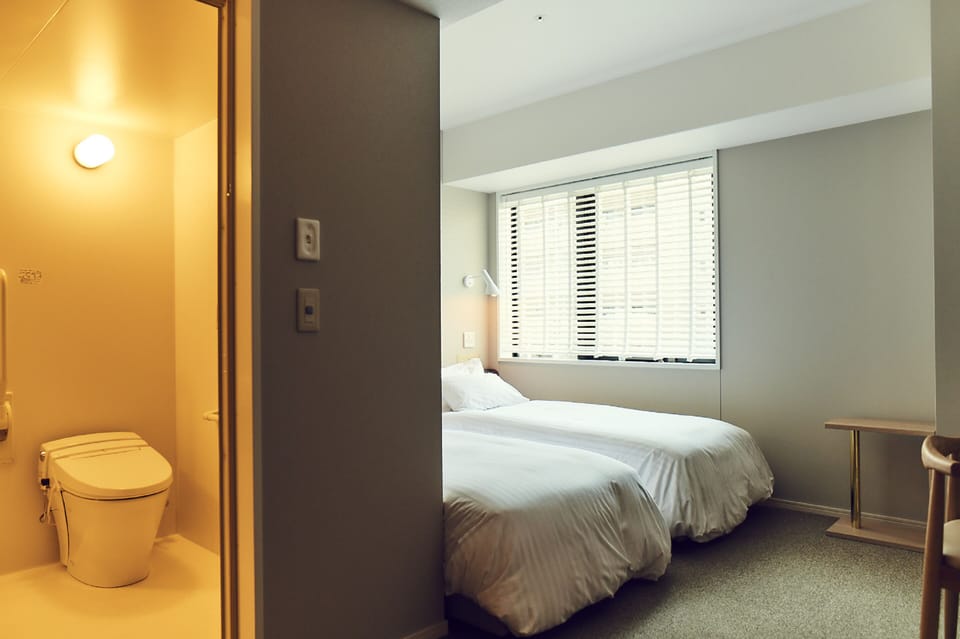 Universal Twin Room | In-room safe, desk, iron/ironing board, free WiFi
