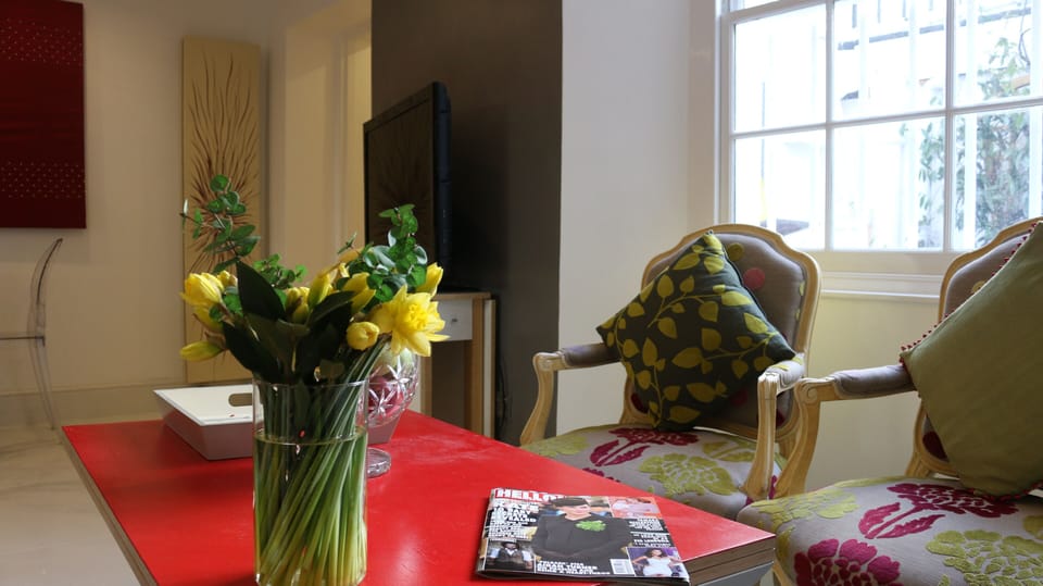 This coffee table goes up and down and opens asdining table  to sit 6 guests