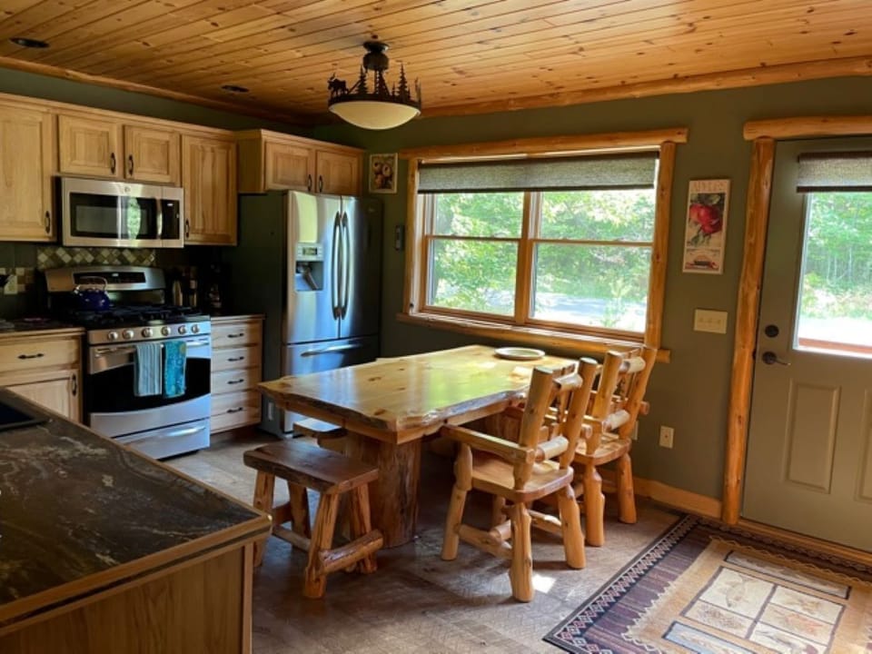 Kitchen -- icemaker, dishwasher, microwave, coffeepot and many other amenities!