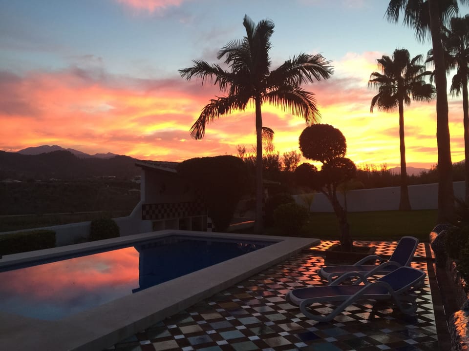 BBQ, pool & garden