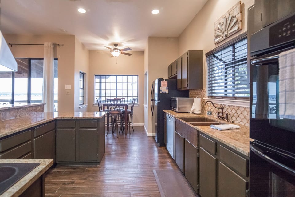 Kitchen + double oven + bistro table (4)