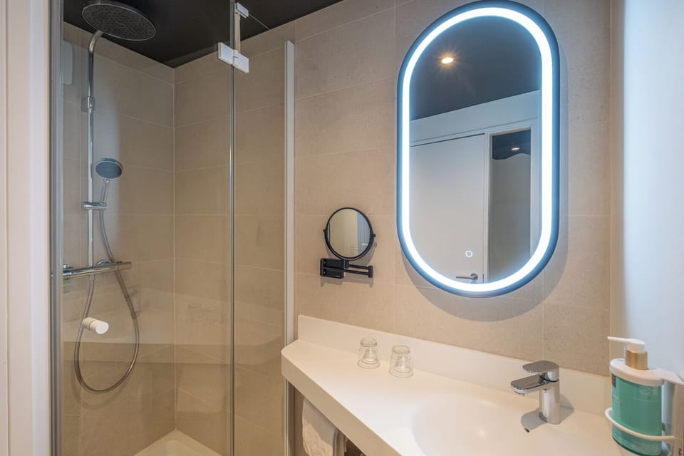 Shower, free toiletries, hair dryer, towels