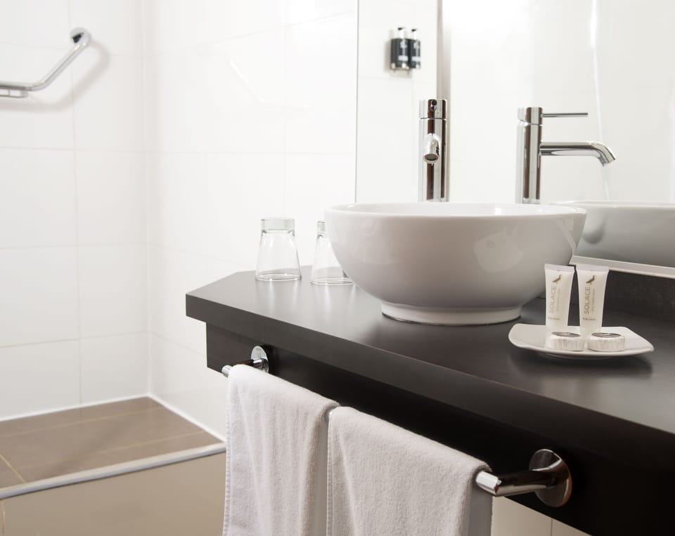 Shower, rainfall showerhead, free toiletries, hair dryer